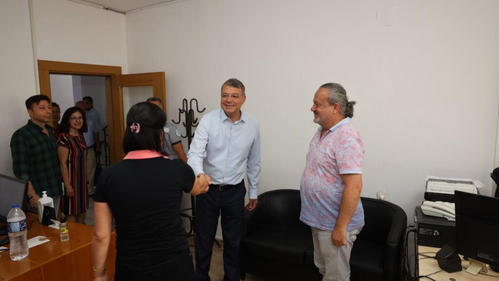 BASKAN TURGUT PERSONELIYLE BAYRAMLASTI