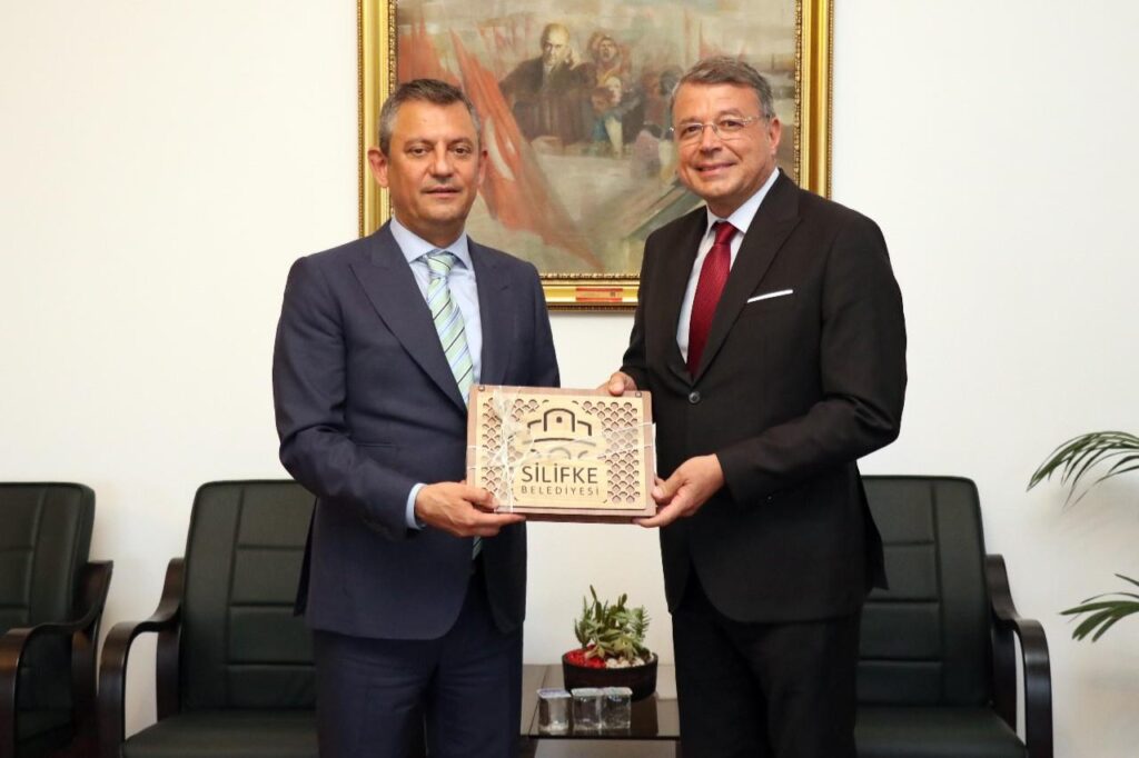 BASKAN TURGUTTAN CHP GENEL BASKANI OZELE ZIYARET