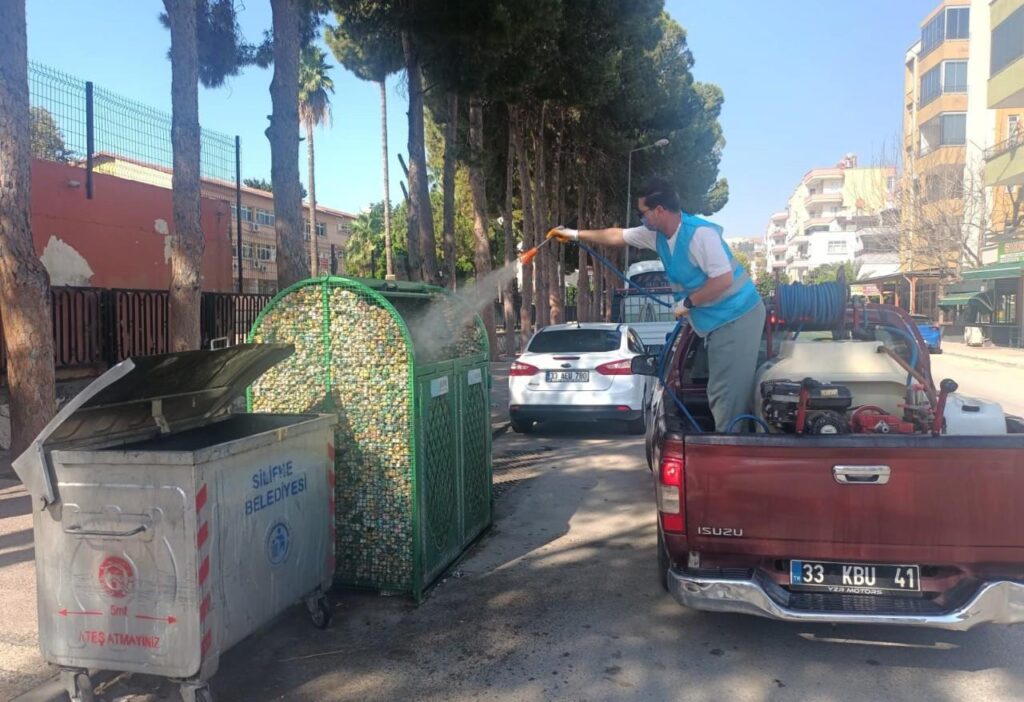 SILIFKE BELEDIYESI COP KONTEYNERLERINI ILACLA TEMIZLIYOR