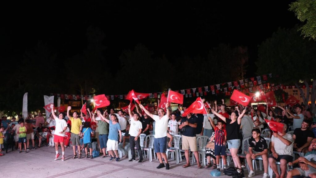 SILIFKELILER MILLI MACLARI DEV EKRANDA IZLIYOR