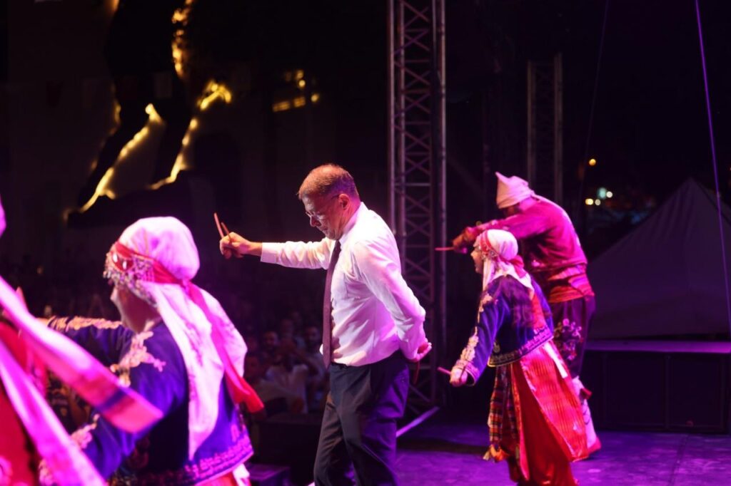 BASKAN TURGUT SILIFKENIN YOGURDUNU OYNADI