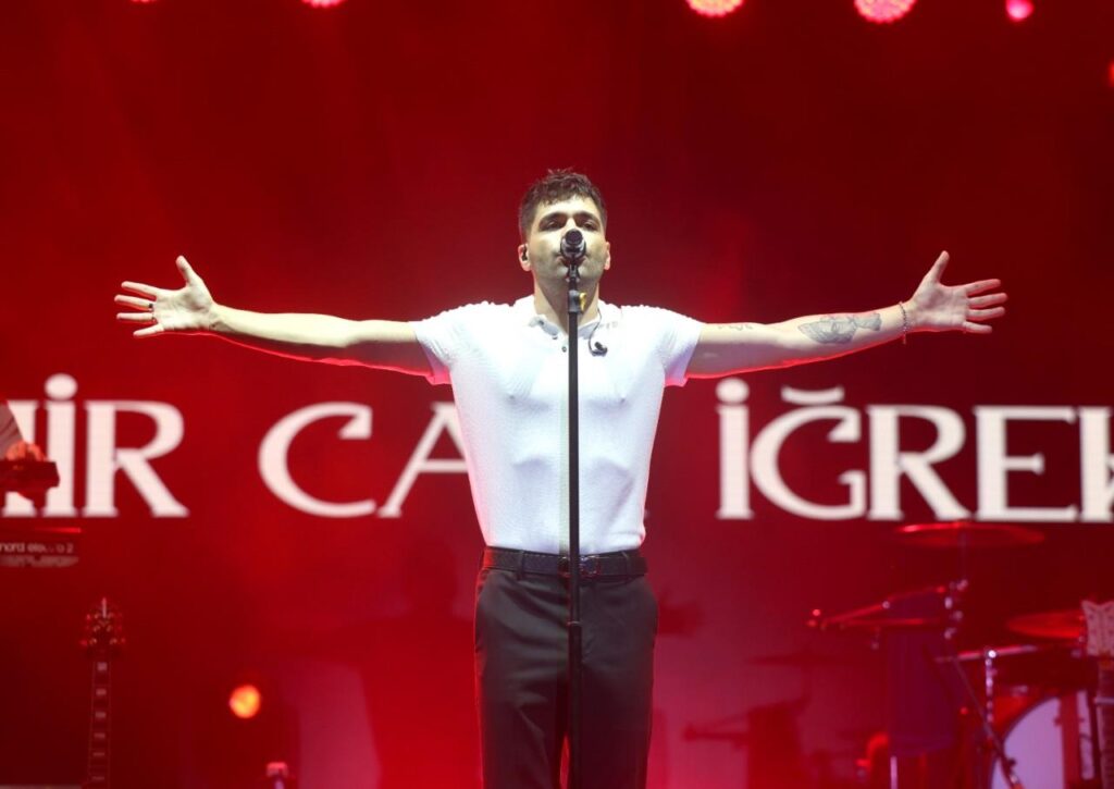 EMIR CAN IGREKTEN MUHTESEM SILIFKE KONSERI