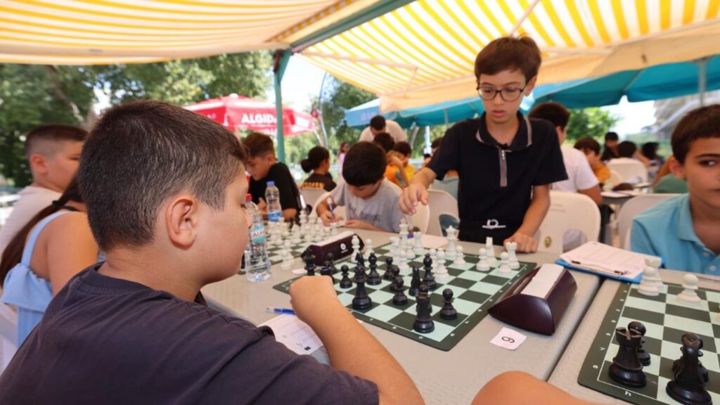 FESTIVALE OZEL SATRANC TURNUVASI DUZENLENDI