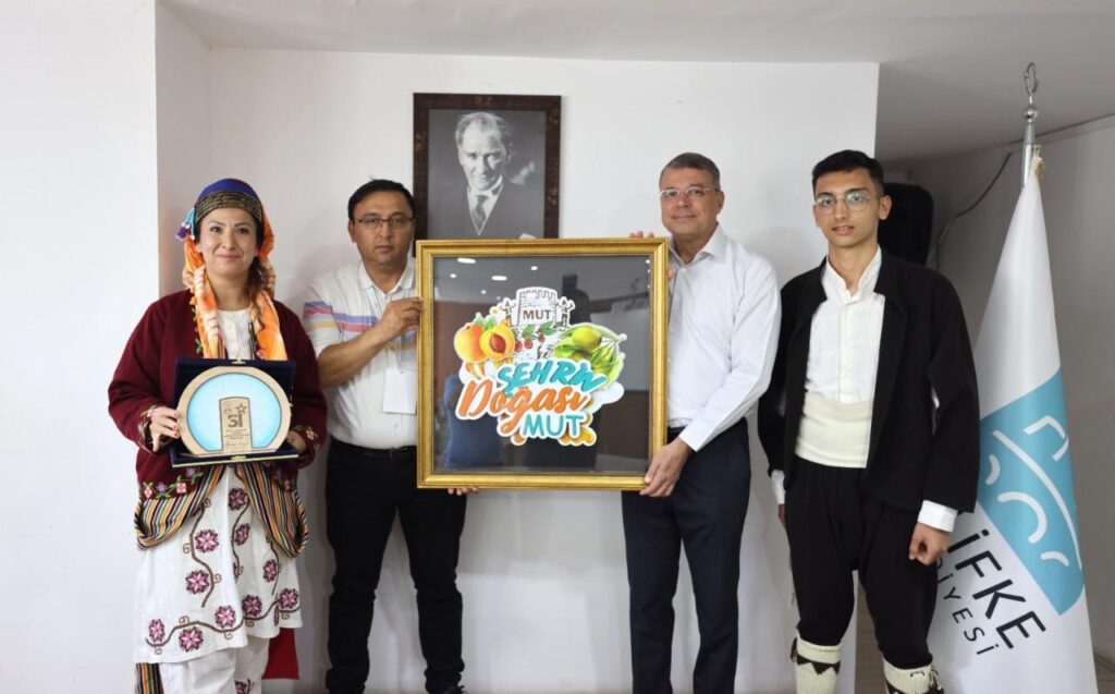 MUZIK VE FOLKLOR FESTIVALINE RENK KATTILAR