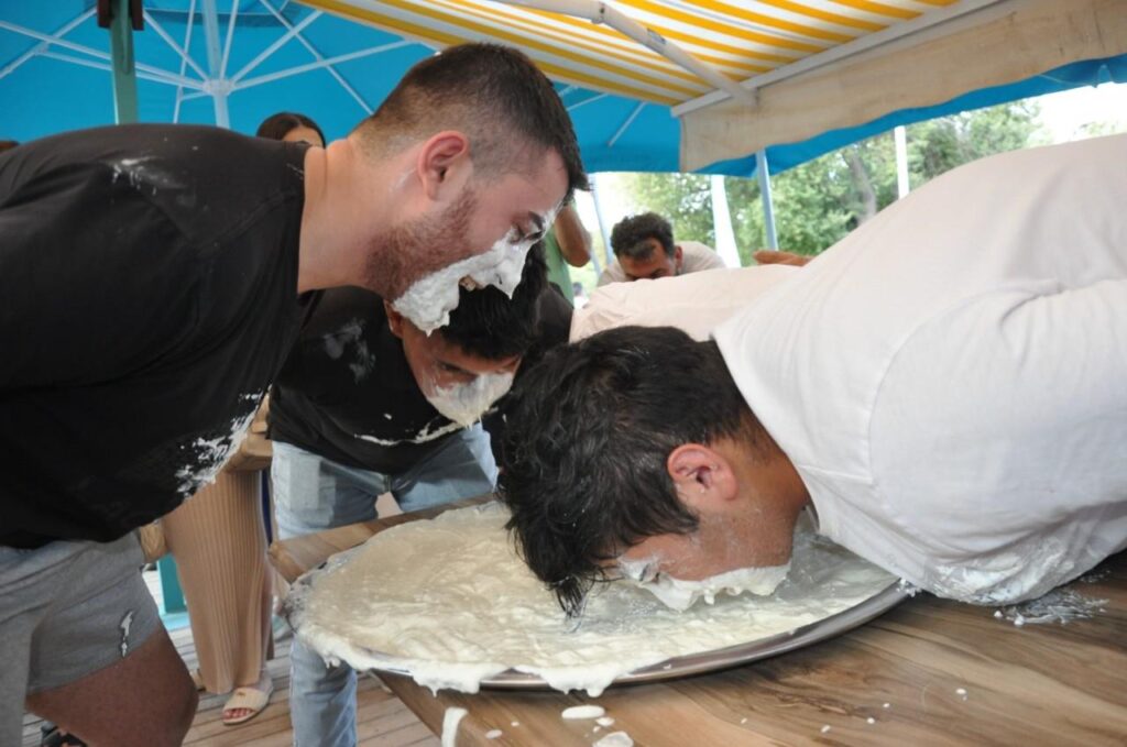 SILIFKEDE YOGURT YAPMA VE YEME YARISMALARI RENKLI GORUNTULERE SAHNE OLDU