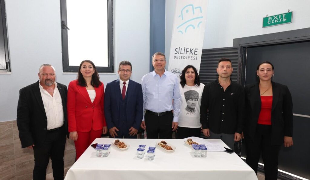 29 EKIMDE CUMHURIYET ICIN KULAC ATTILAR