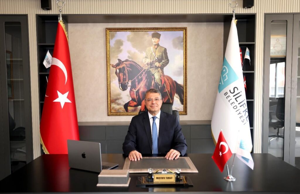 BASKAN TURGUT CUMHURIYETIN 101 YILINI KUTLADI