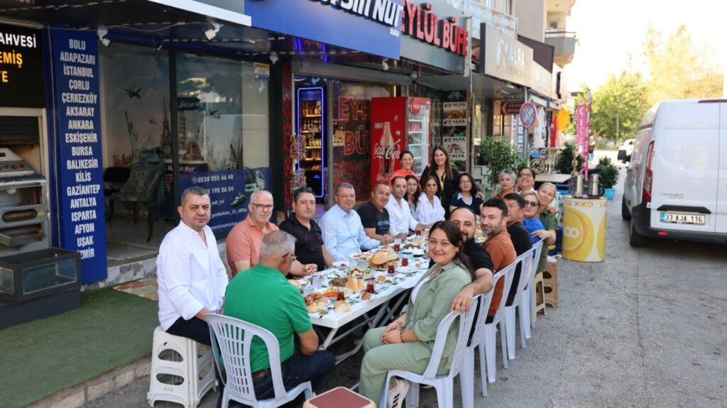 BASKAN TURGUT ESNAF ILE KAHVALTI YAPTI
