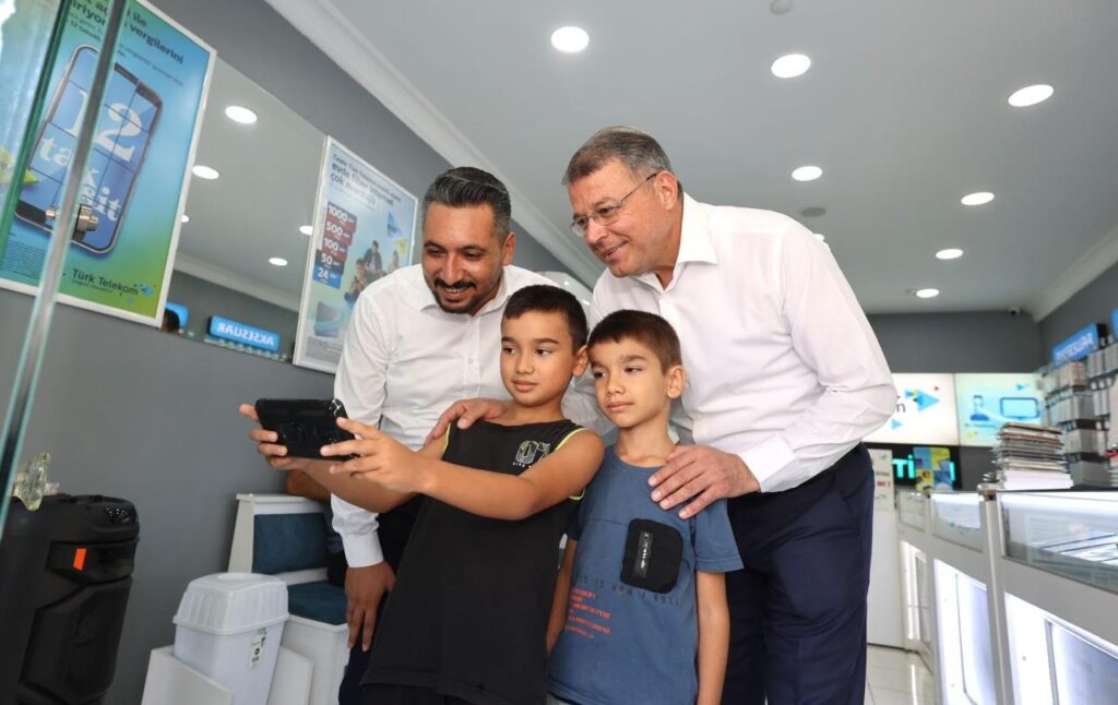 BASKAN TURGUT HALKIN ICINDE HALKIYLA BERABER