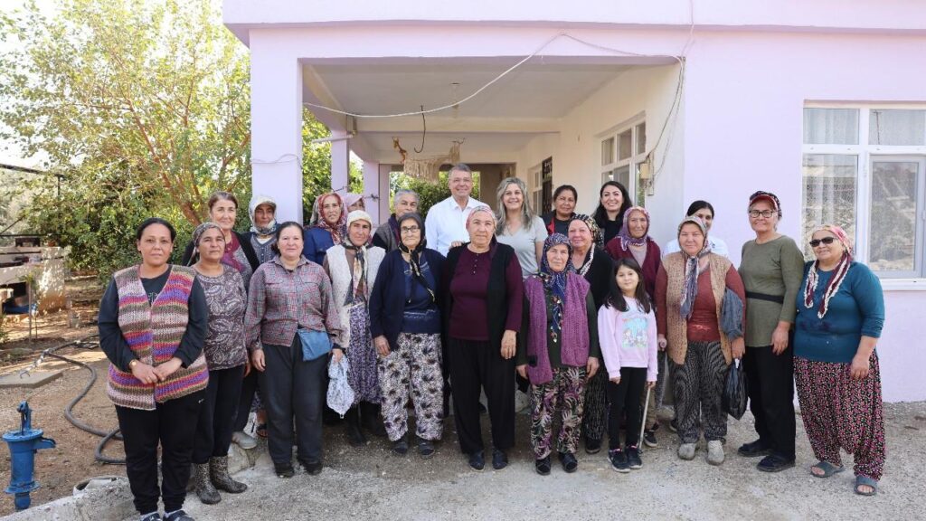 BASKAN TURGUT CAVUSBUCAGINDA KADINLARLA BULUSTU