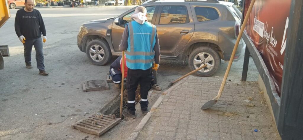BELEDIYE EKIPLERI MAZGAL VE ROGARLARA SIKISAN ATIKLARI TEMIZLIYOR