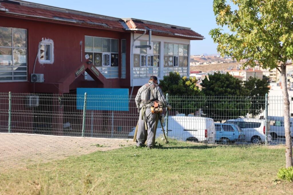 SILIFKE BELEDIYESI PARK VE BAHCELERI BAKIMA ALDI