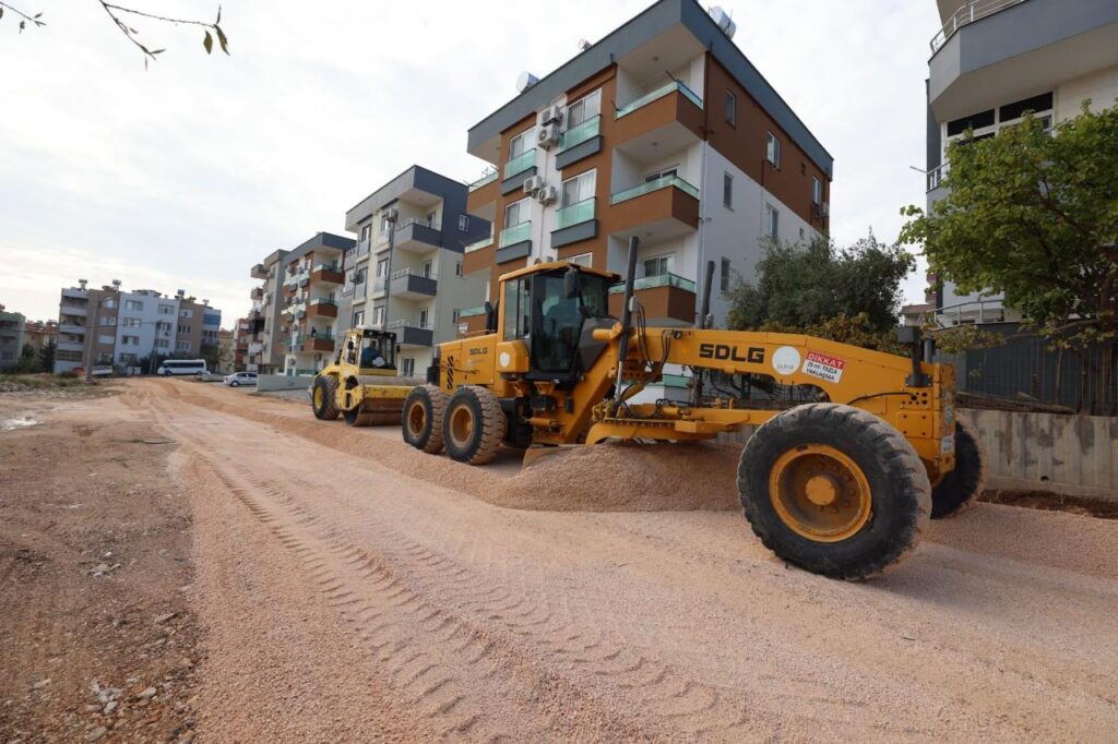 SILIFKEDE YOLLAR YENILENIYOR