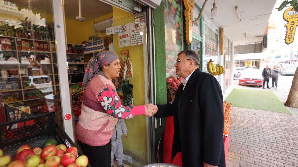 BASKAN TURGUT OZCAN SEYHAN CADDESINDE ESNAF ILE KAHVALTIDA BIR ARAYA