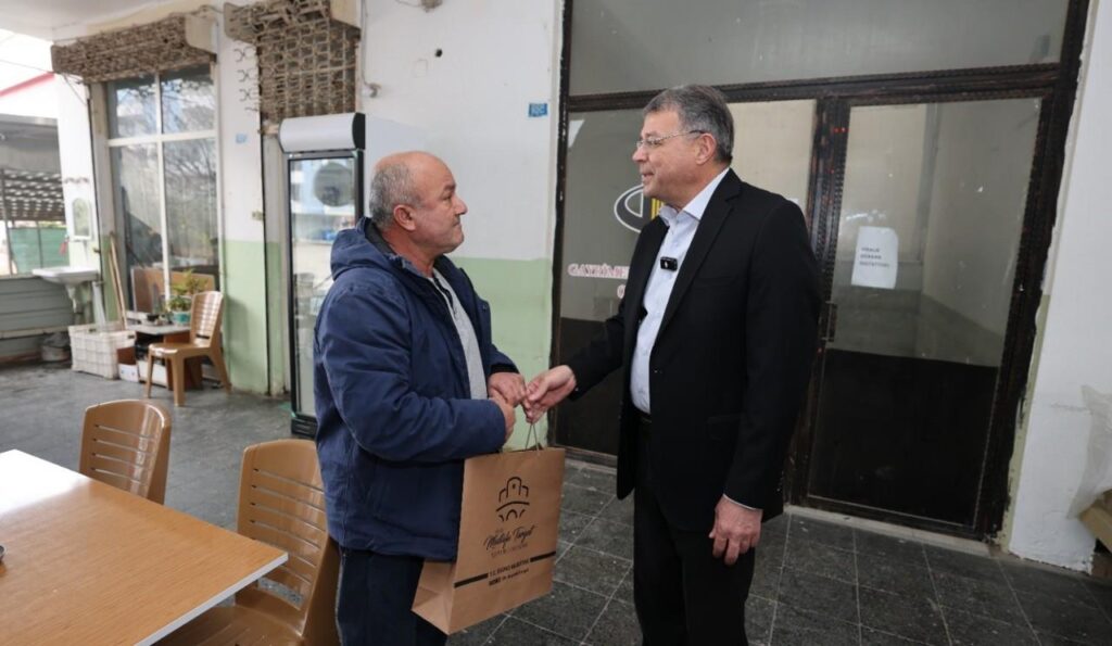 BASKAN TURGUTTAN ESNAFLARA YENIL YIL ZIYARETI