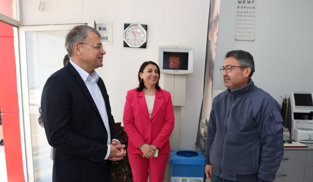 BASKAN TURGUTTAN ATATURK CADDESI ESNAFINA ZIYARET