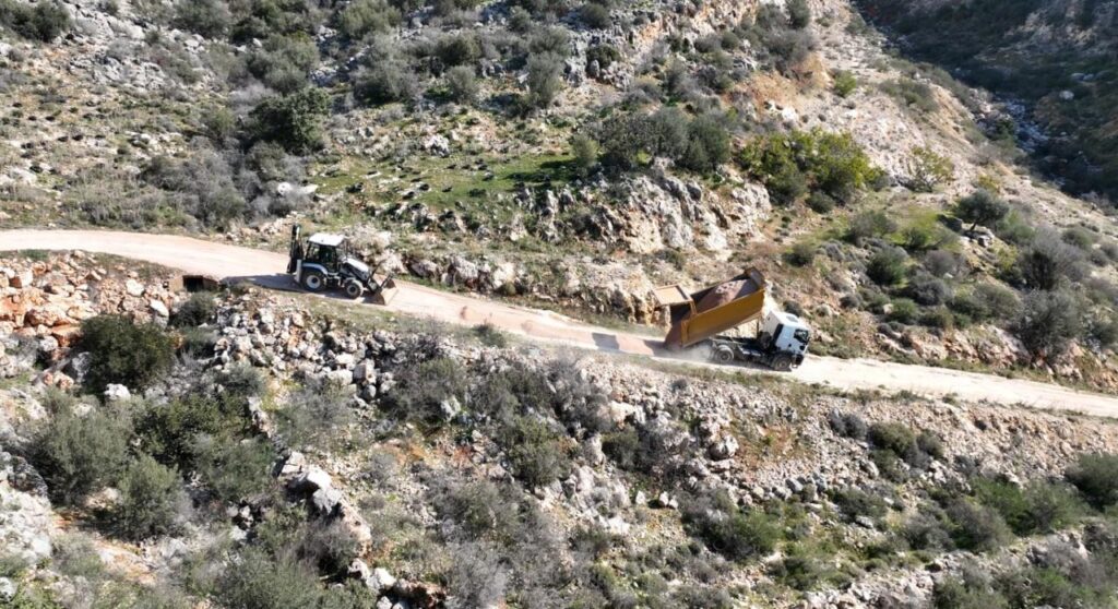 ATAYURT MAHALLESINDE YOLLAR BAKIMA ALINDI