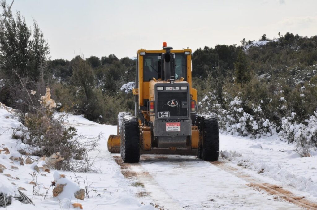 SILIFKE BELEDIYESI EKIPLERI KIRSAL MAHALLELERDE KARLA MUCADELE EDIYOR