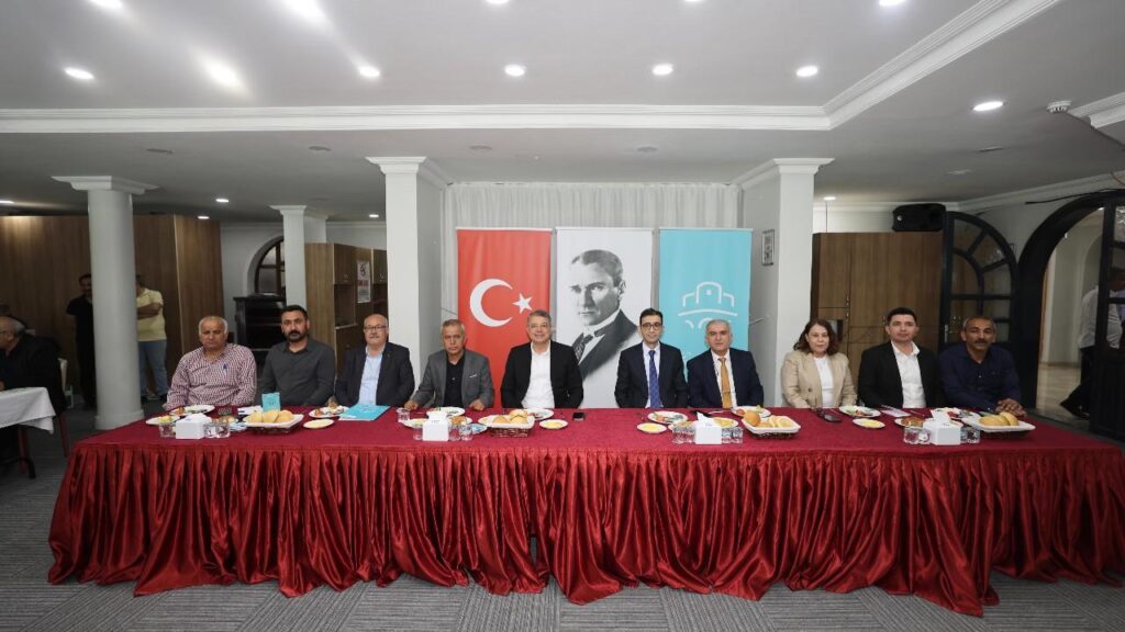 BASKAN TURGUT MUHTARLARLA KAHVALTIDA BULUSTU