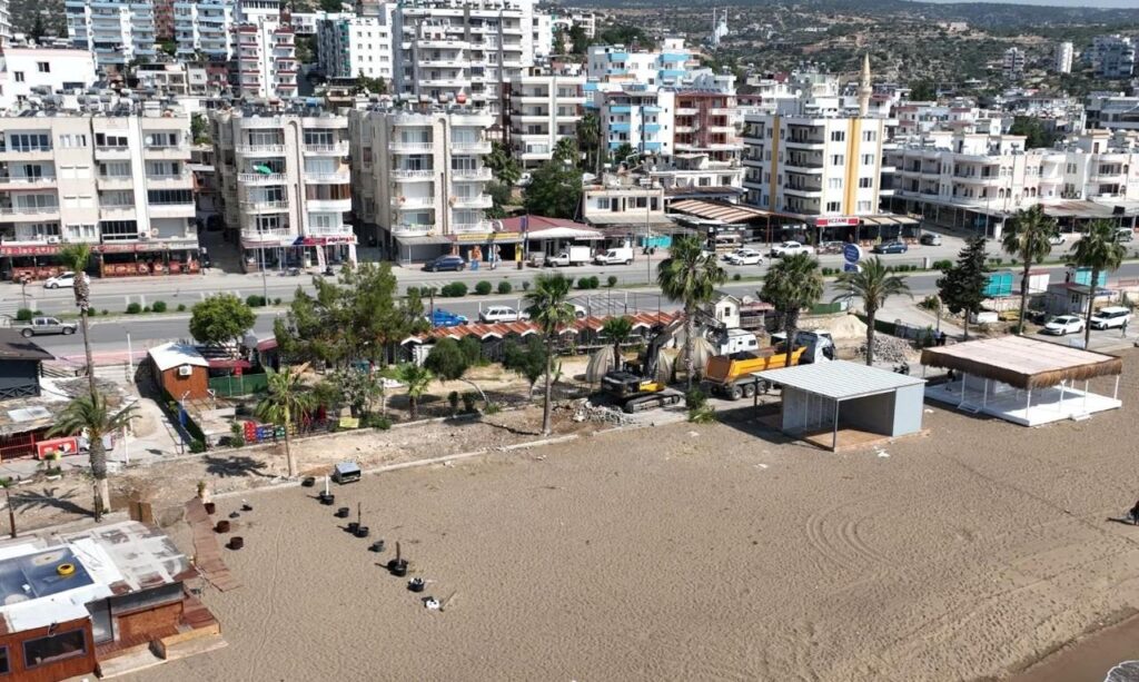 ATAKENTTE SAHIL YOLU YENILENIYOR