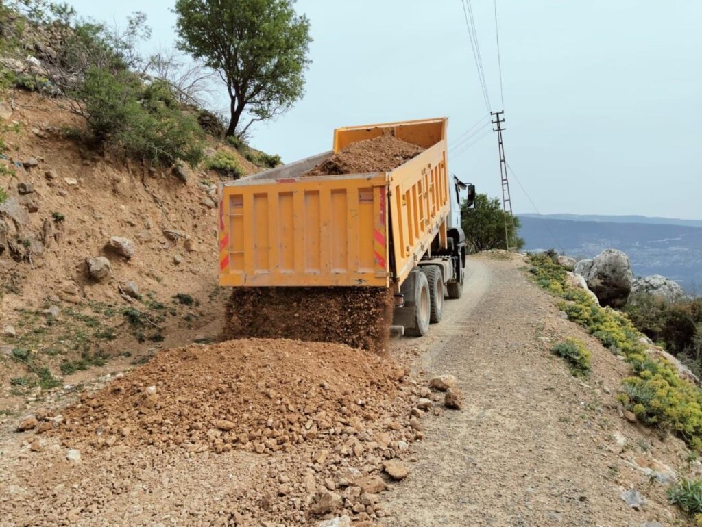 SILIFKE BELEDIYESINDEN KARAKAYADA STABILIZE YOL CALISMASI