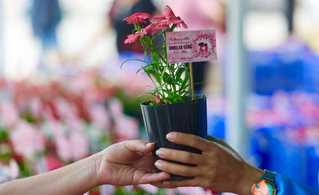 SILIFKEDE ANNELER GUNUNE OZEL CICEKLI KUTLAMA