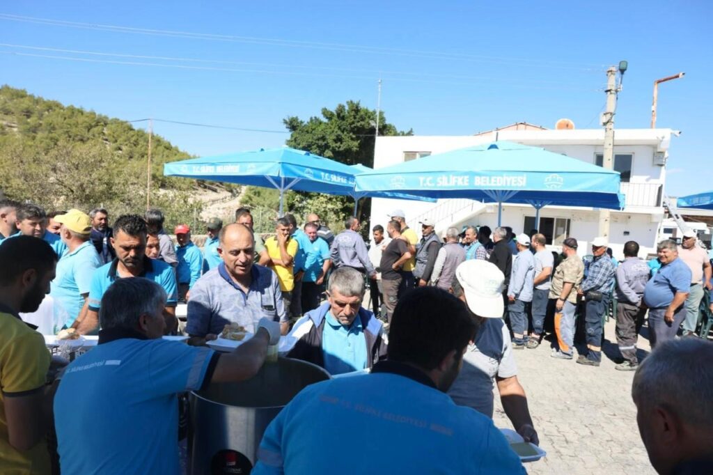 Baskan Turgut Belediye Personeliyle Ogle Yemeginde Bulustu