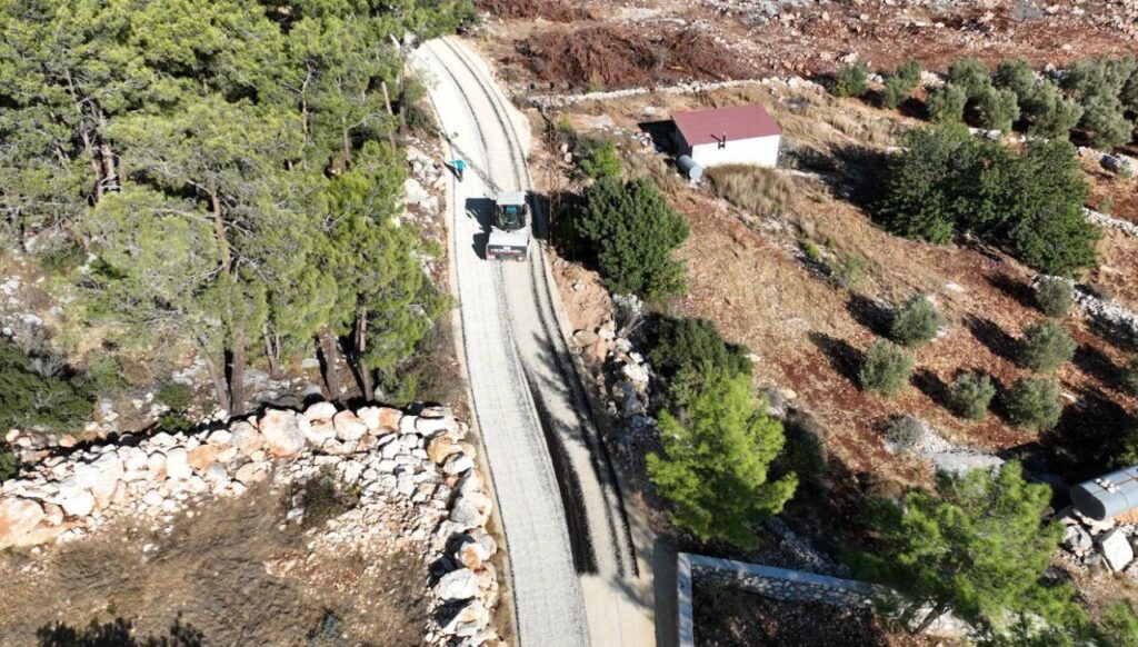 SILIFKE BELEDIYESINDEN BAHCEDERESI MAHALLESI KAYABASI MEVKIINE ASFALT HIZMETI