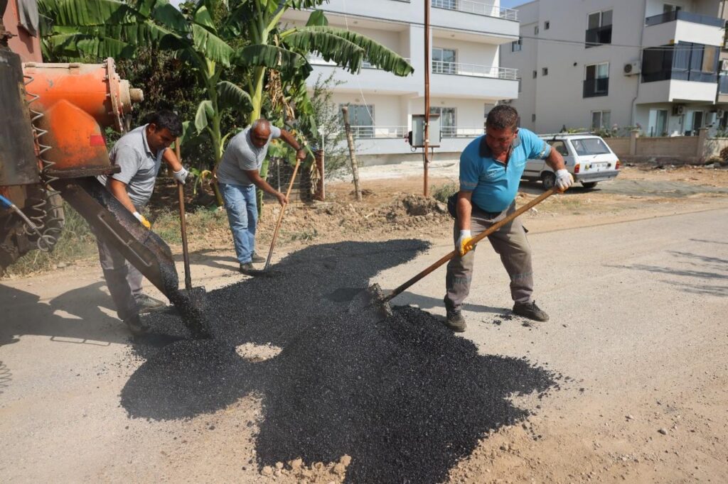 Silifke Belediyesi Saricalar Mahallesinde Yol Yama Calismasi Gerceklestirdi