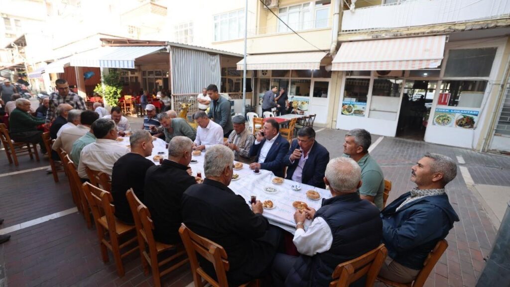 Baskan Dr Mustafa Turgut Anit Meydaninda Esnaf ve Vatandaslarla Bulustu