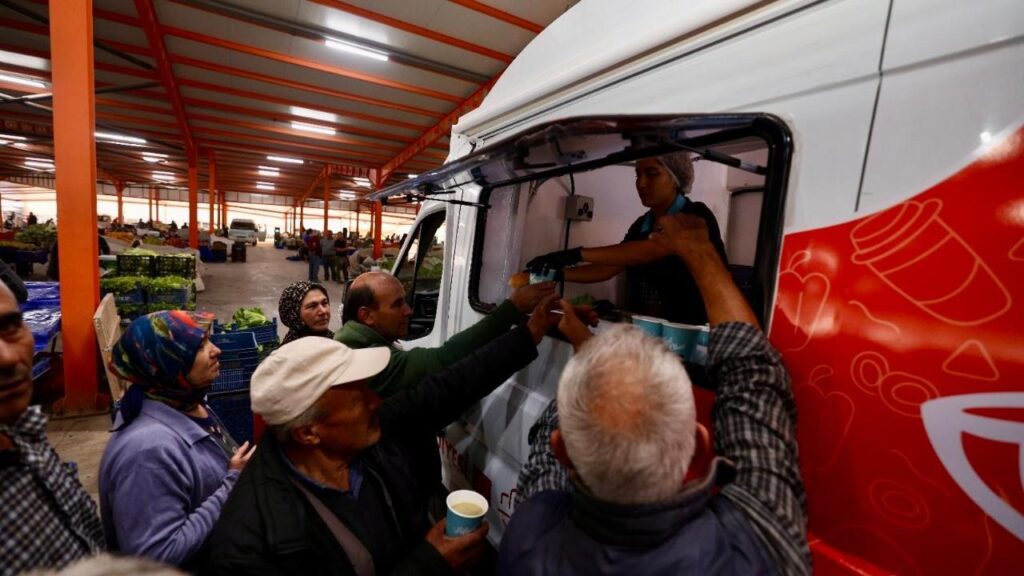 Silifke Belediyesinden Yeni Hizmet Mobil Ikram Araciyla Sicak Corba Ikrami