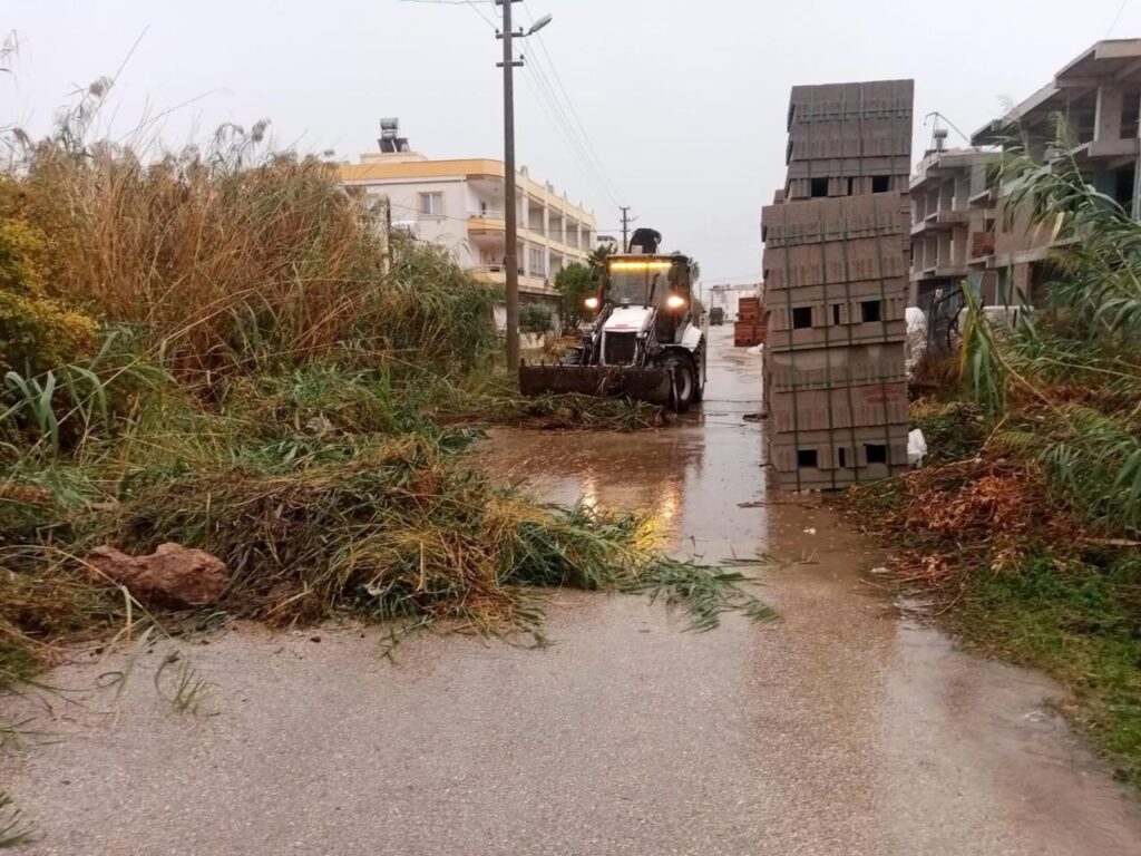 Silifke Belediyesi Asiri Yagis Alan Bolgelerde Calismalarini Surduruyor