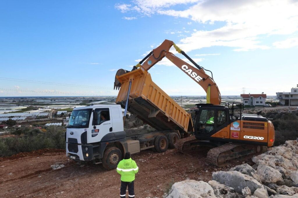 Silifke Belediyesi Atayurt Mahallesinde Yeni Yol Acim Calismasi Gerceklestirdi