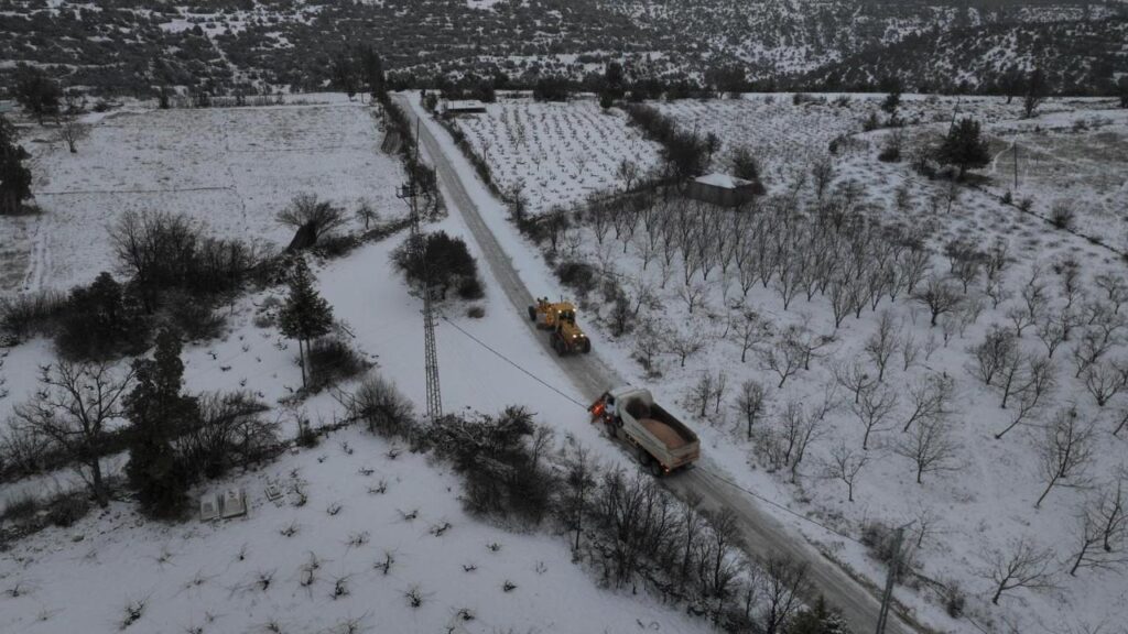 Silifke Belediyesi Ekiplerinden Caltibozkir ve Uzuncaburcta Yogun Karla Mucadele Calismasi