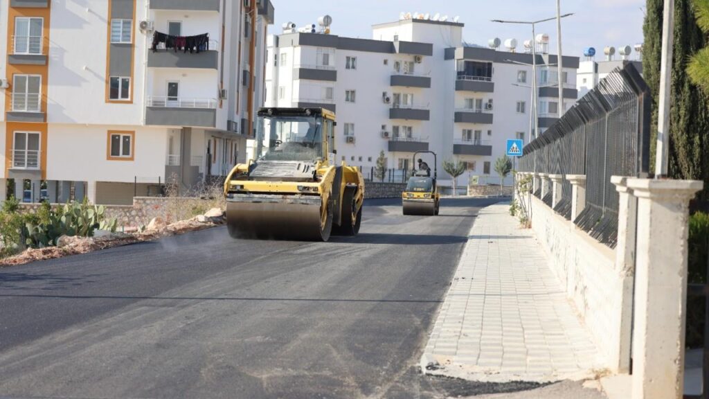 Silifke Belediyesi Saricalar Mahallesinde Sicak Asfalt Calismalarina Basladi