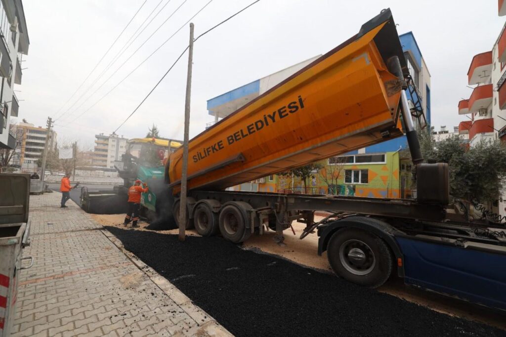 Silifkede Asfalt Calismalari Hiz Kesmiyor